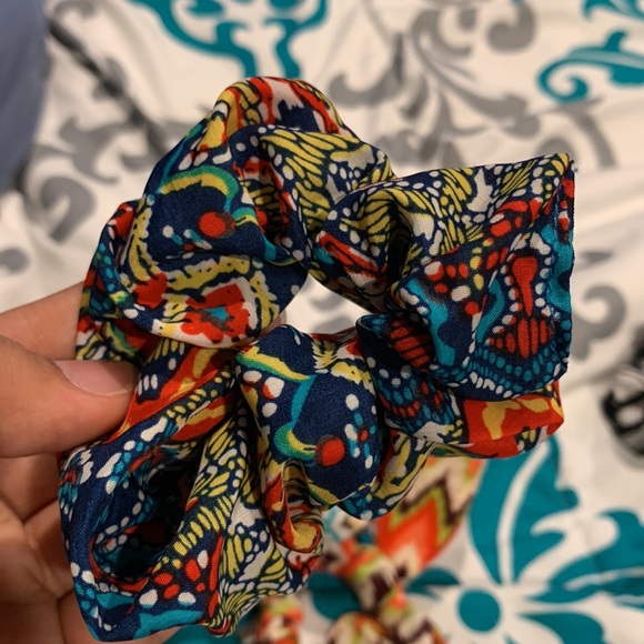 4 pack pattern unused scrunchies ! - Picture 4 of 5
